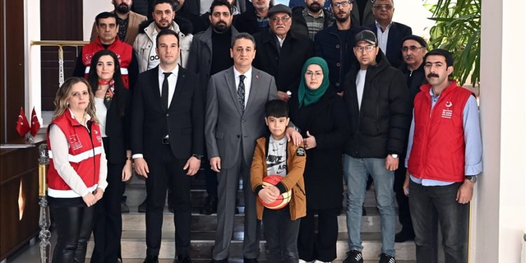 Sinop'ta yaşayan yabancı uyruklular depremzedelerin yardımına koştu