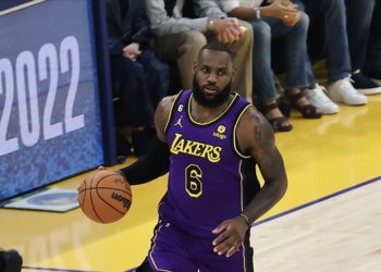 Lakers'ta LeBron James sakatlandı