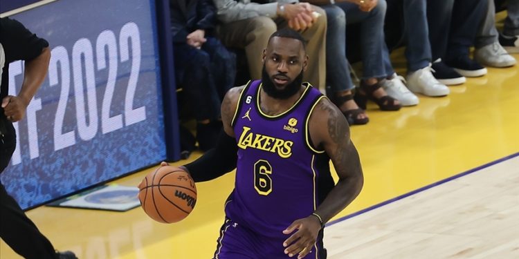 Lakers'ta LeBron James sakatlandı