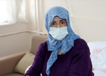 Depremde yakınlarını kaybeden kanser hastası kadın yaşadıklarını unutamıyor