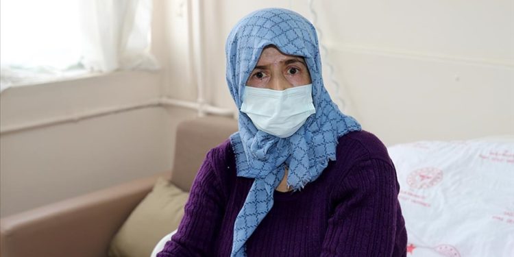 Depremde yakınlarını kaybeden kanser hastası kadın yaşadıklarını unutamıyor