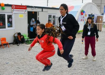 Depremde yakınlarını kaybeden psikoloji öğrencisi, “Umut Çadırı”nda çocuklara destek oluyor