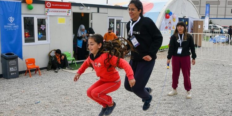 Depremde yakınlarını kaybeden psikoloji öğrencisi, “Umut Çadırı”nda çocuklara destek oluyor