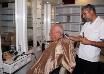 Depremde dükkanı yıkılan berber, kaldığı kruvaziyerde gönüllü çalışıyor