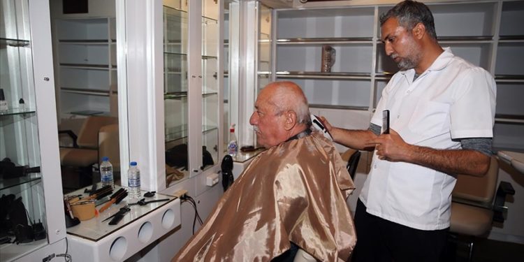 Depremde dükkanı yıkılan berber, kaldığı kruvaziyerde gönüllü çalışıyor