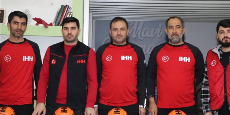 Enkazda hayat kurtaran İHH Erzurum ekibi şimdi de yardım faaliyetleri yürütüyor