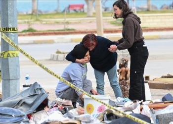 Depremde yaşamını yitirenlerin enkazdan çıkan eşyaları yakınlarını duygulandırıyor