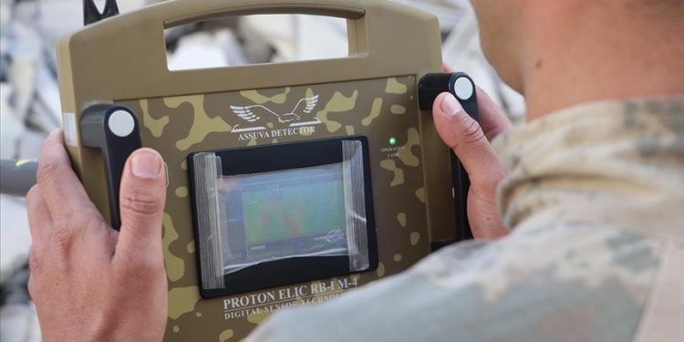 Depremin 248. saatinde enkazdan çıkarılan Aleyna yer altı görüntüleme cihazıyla bulunmuş