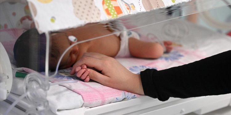 Hatay’daki sağlık çalışanları yeni doğan bebeklerle teselli buluyor