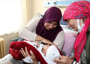 Enkazdan çıkarılan Umut bebek depremden sonra ilk kez annesiyle buluştu