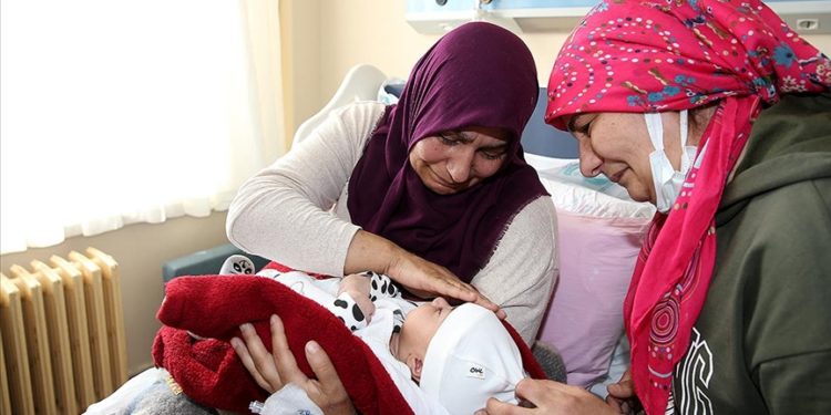 Enkazdan çıkarılan Umut bebek depremden sonra ilk kez annesiyle buluştu