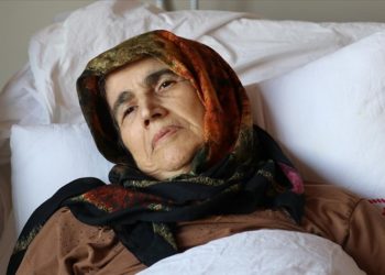 Tedaviye alınan depremzede aileler enkazdan kurtarılışlarını anlattı: Ayağımın yarısı dışarda, yarısı içerde kaldı