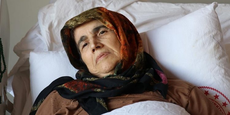 Tedaviye alınan depremzede aileler enkazdan kurtarılışlarını anlattı: Ayağımın yarısı dışarda, yarısı içerde kaldı