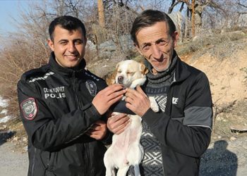 Deprem bölgesinde çevik kuvvetin sahiplendiği “Afitap” asıl sahibine teslim edildi