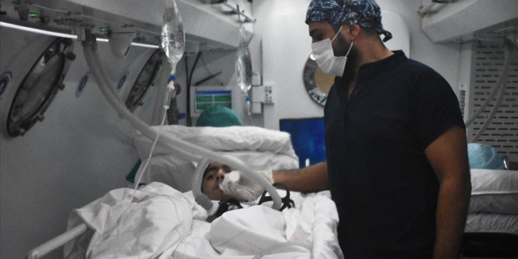 Enkazda bacağı ezilen depremzede, Konya’da hiperbarik tedavisi görüyor