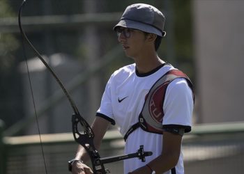 Mete Gazoz'a olimpiyat şampiyonluğunu getiren ok, depremzedeler yararına 200 bin liraya satıldı