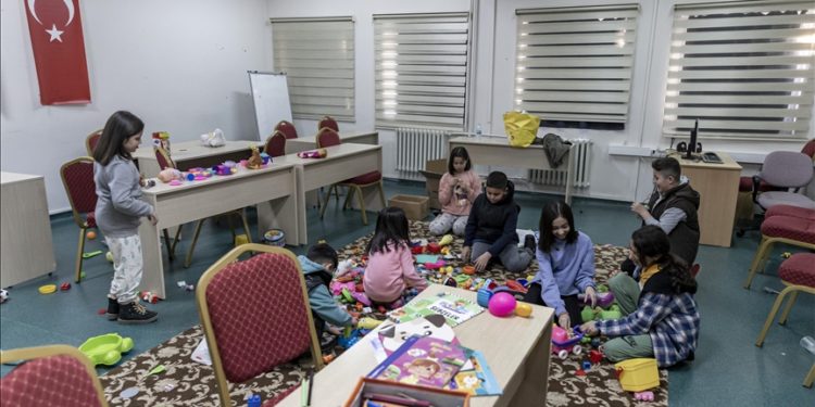 Erzurum Hizmetiçi Eğitim Enstitüsü depremzede ailelere “yuva” çocuklara ise “okul” oldu
