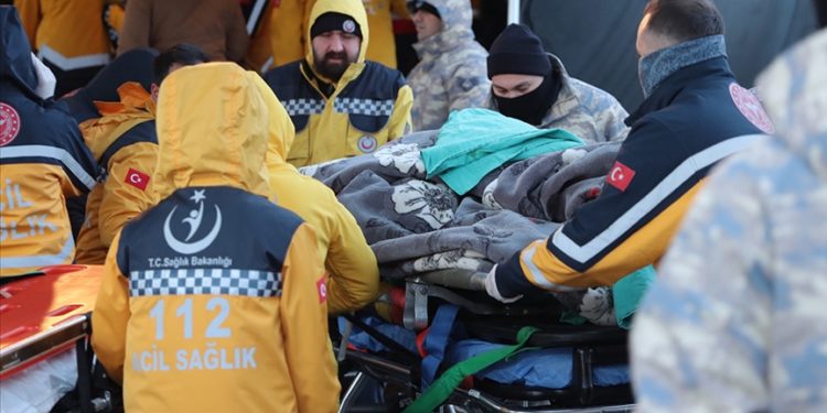 Deprem bölgelerinden İstanbul'a getirilen 1186 yaralının tedavisi sürüyor