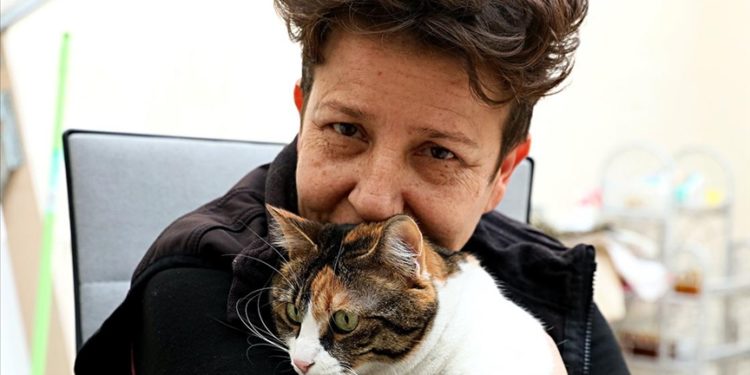 Kedisi “Melisa”ya depremden 18 gün sonra kavuştu