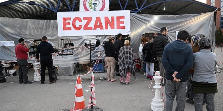 Türk Eczacıları Birliği depremzedelerin ilaca erişimi için 10 ilde 26 sahra eczanesi kurdu