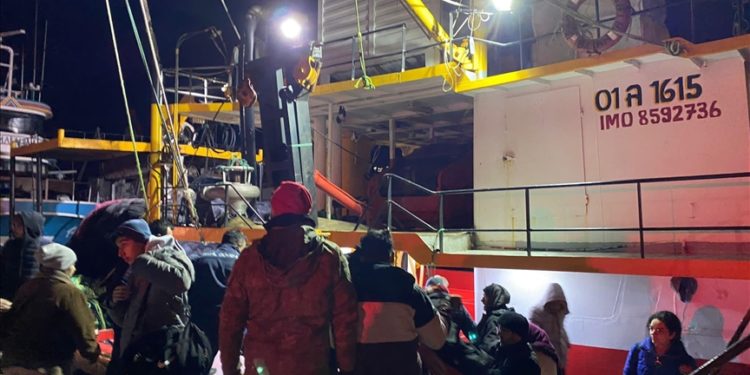 Adana'dan İskenderun'daki depremzedelere balıkçı teknesiyle yardım malzemesi gönderildi