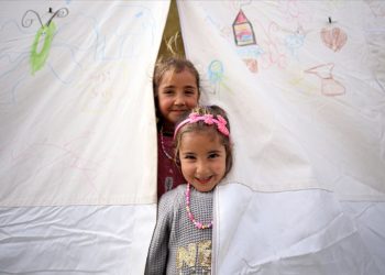 İslahiye'deki çadır kentte çocuklar oyun oynayarak vakit geçiriyor