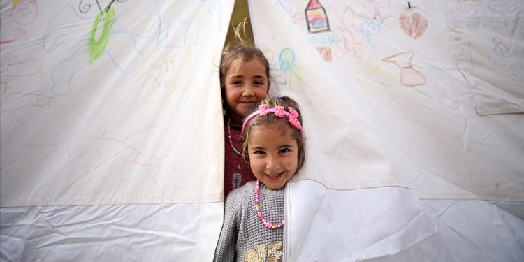 İslahiye'deki çadır kentte çocuklar oyun oynayarak vakit geçiriyor