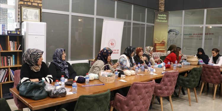 Kastamonu’da depremzede kadınlar depremzede çocuklar için örgü örüyor