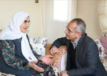 Görme engelli yaşlı kadın depremzedeler için yüzüğünü bağışladı