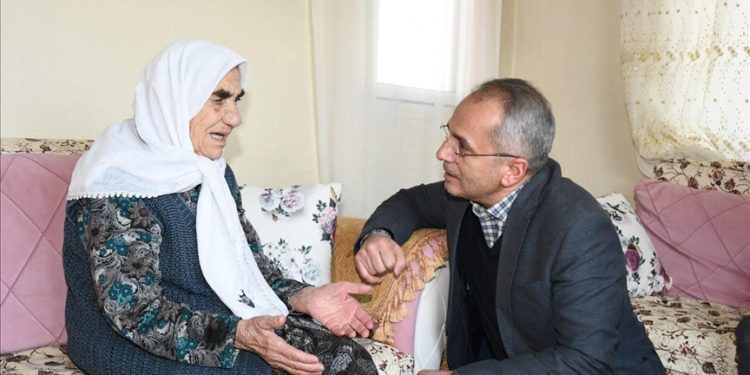 Görme engelli yaşlı kadın depremzedeler için yüzüğünü bağışladı