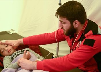 Gönüllü doktor ve hemşireler Kırıkhanlı depremzedelere birinci basamak sağlık hizmeti veriyor