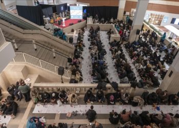 İngiltere'nin ünlü kütüphanesinde toplu iftar programı düzenlendi