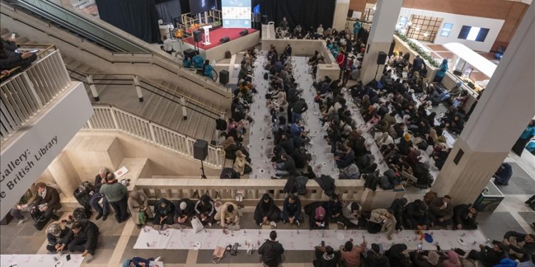 İngiltere'nin ünlü kütüphanesinde toplu iftar programı düzenlendi