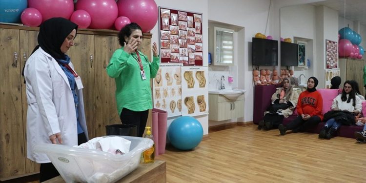 Anne adayları “gebe okulu” ile normal doğum hakkında bilinçleniyor
