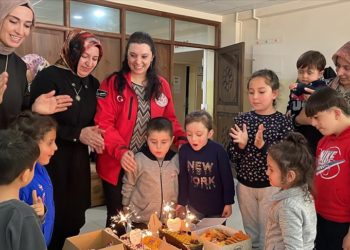 Gençlik merkezi gönüllüleri depremzede çocukların yüzünü güldürdü