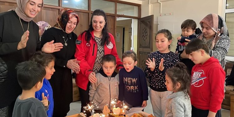 Gençlik merkezi gönüllüleri depremzede çocukların yüzünü güldürdü