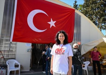 Rus kadın doğum uzmanı deprem bölgesinde görev yapıyor
