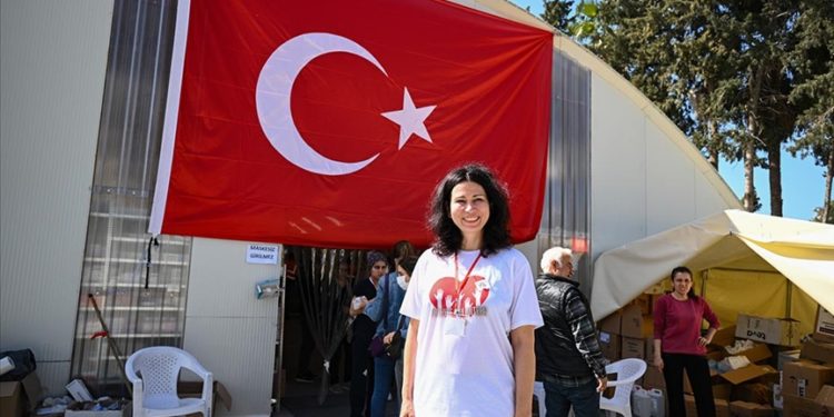Rus kadın doğum uzmanı deprem bölgesinde görev yapıyor