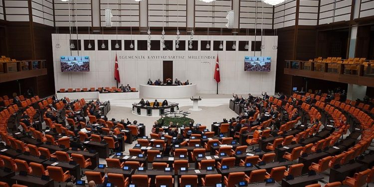 Meclis kamuya olan borçların yapılandırılmasını da içeren kanun teklifini yasalaştırmak için mesai yapacak