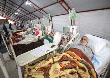 Hatay’da ağır hasarlı iki binadan çıkarılan cihazlarla “sahra diyaliz merkezi” kuruldu