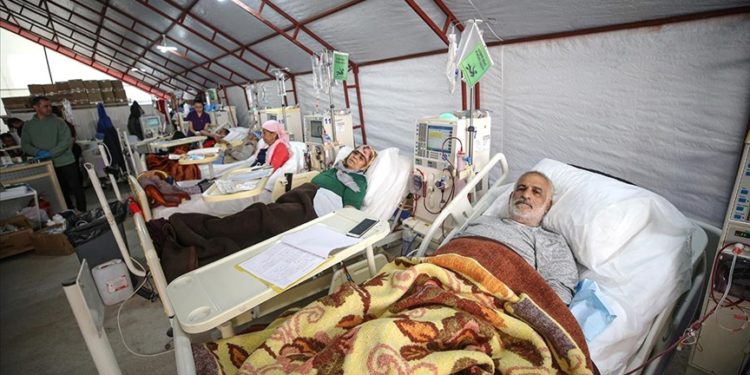 Hatay’da ağır hasarlı iki binadan çıkarılan cihazlarla “sahra diyaliz merkezi” kuruldu
