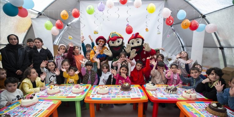 Kahramanmaraş'ta depremzede çocuklara doğum günü sürprizi