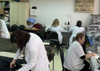 Artvin’deki 9 halk eğitimi merkezinde depremzedeler için kıyafet dikiliyor