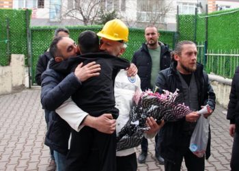 Zonguldaklı madenciler enkazdan kurtardıkları çocuğu ve annesini ziyaret etti