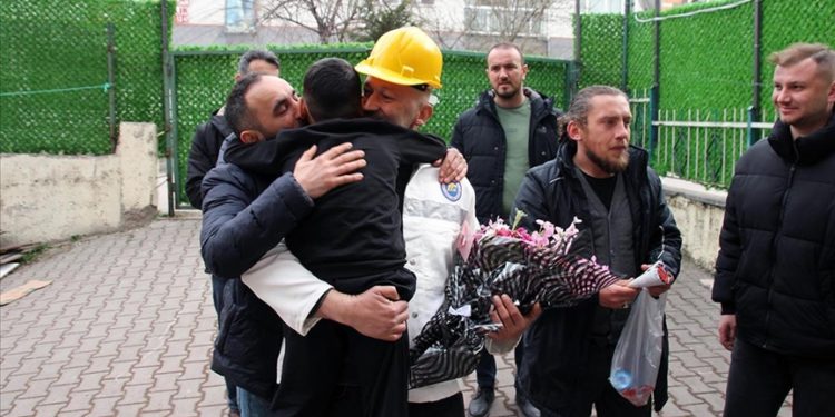 Zonguldaklı madenciler enkazdan kurtardıkları çocuğu ve annesini ziyaret etti