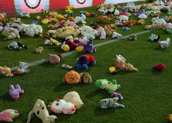 Bosna Hersek Ligi’ndeki Velez-Borac maçında depremzede çocuklar için oyuncak toplandı