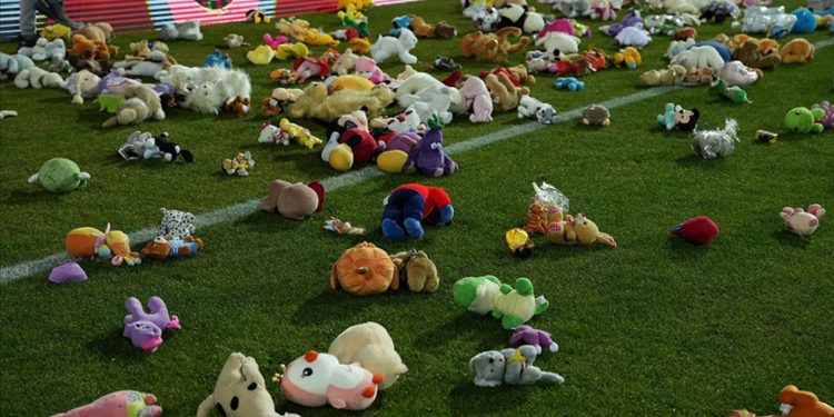 Bosna Hersek Ligi’ndeki Velez-Borac maçında depremzede çocuklar için oyuncak toplandı
