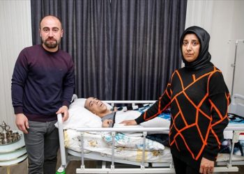 Yatağa bağımlı hasta depremde yıkılan binadan küçük sıyrıklarla kurtulmuş