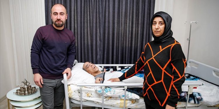 Yatağa bağımlı hasta depremde yıkılan binadan küçük sıyrıklarla kurtulmuş