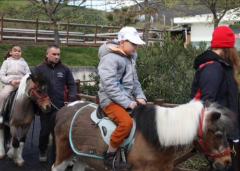 Samsun'da depremzede çocuklar ata binerek eğlendi